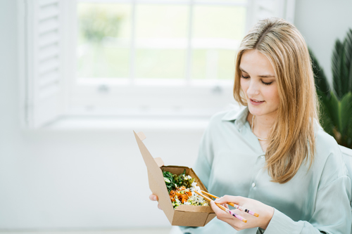 Woman eating from a Flutepac tray